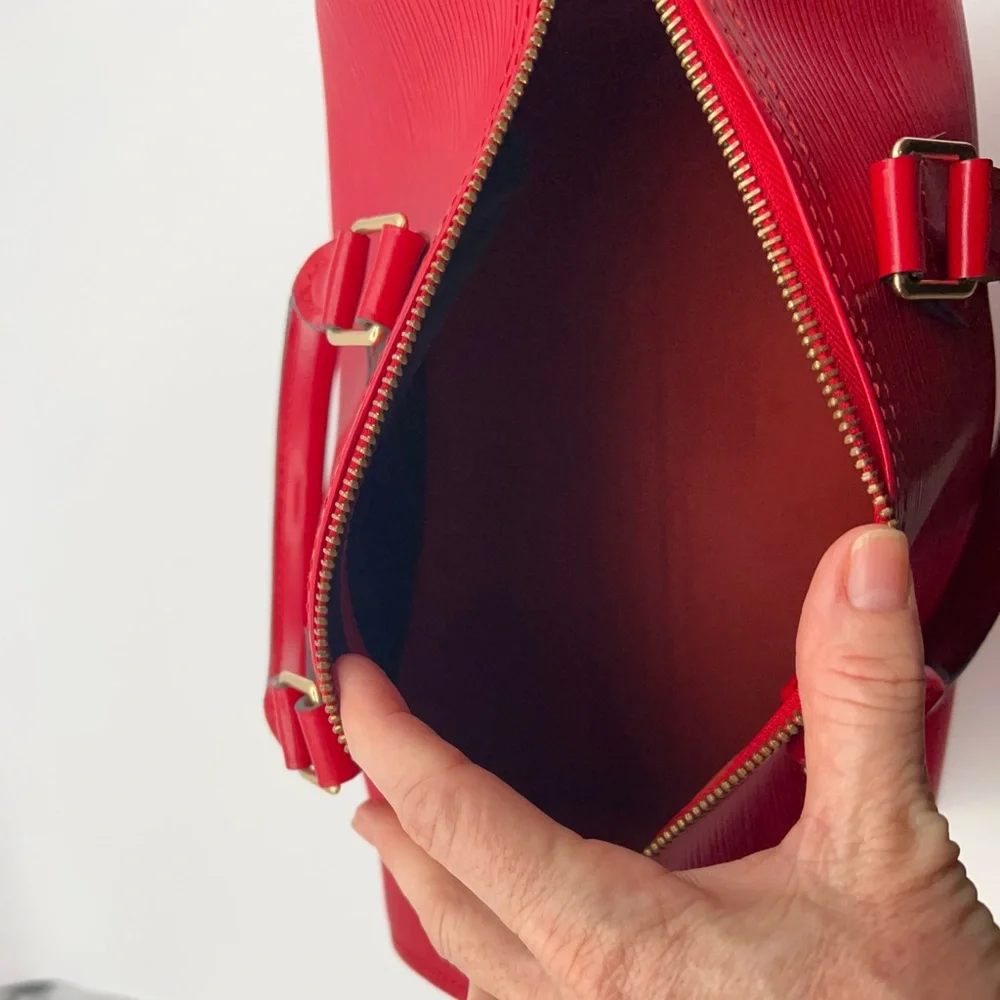 LV Epi Red Speedy in Beautful Condition w/LV dust bag and Entrupy COA!😍🌹